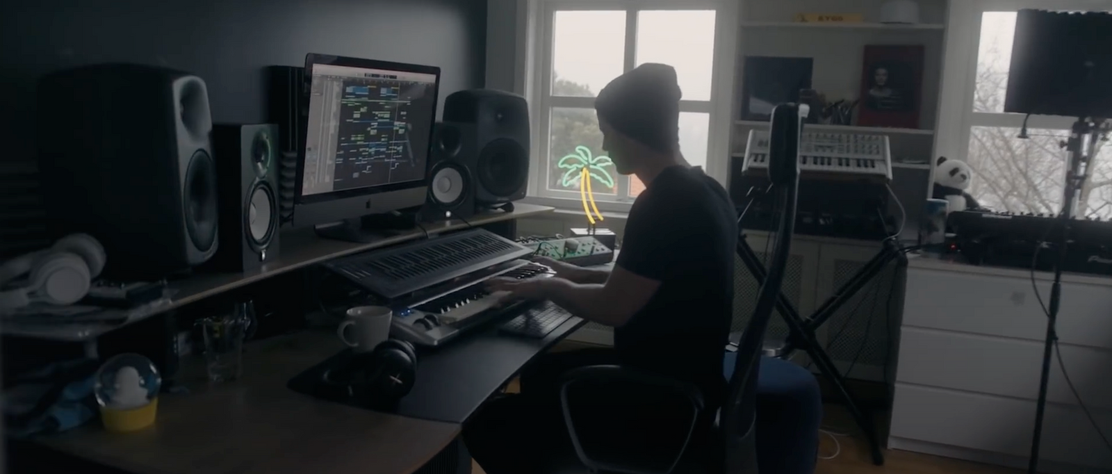 Neon Mfg. neon palm tree featured in Kygo's 'Freedom' music video.